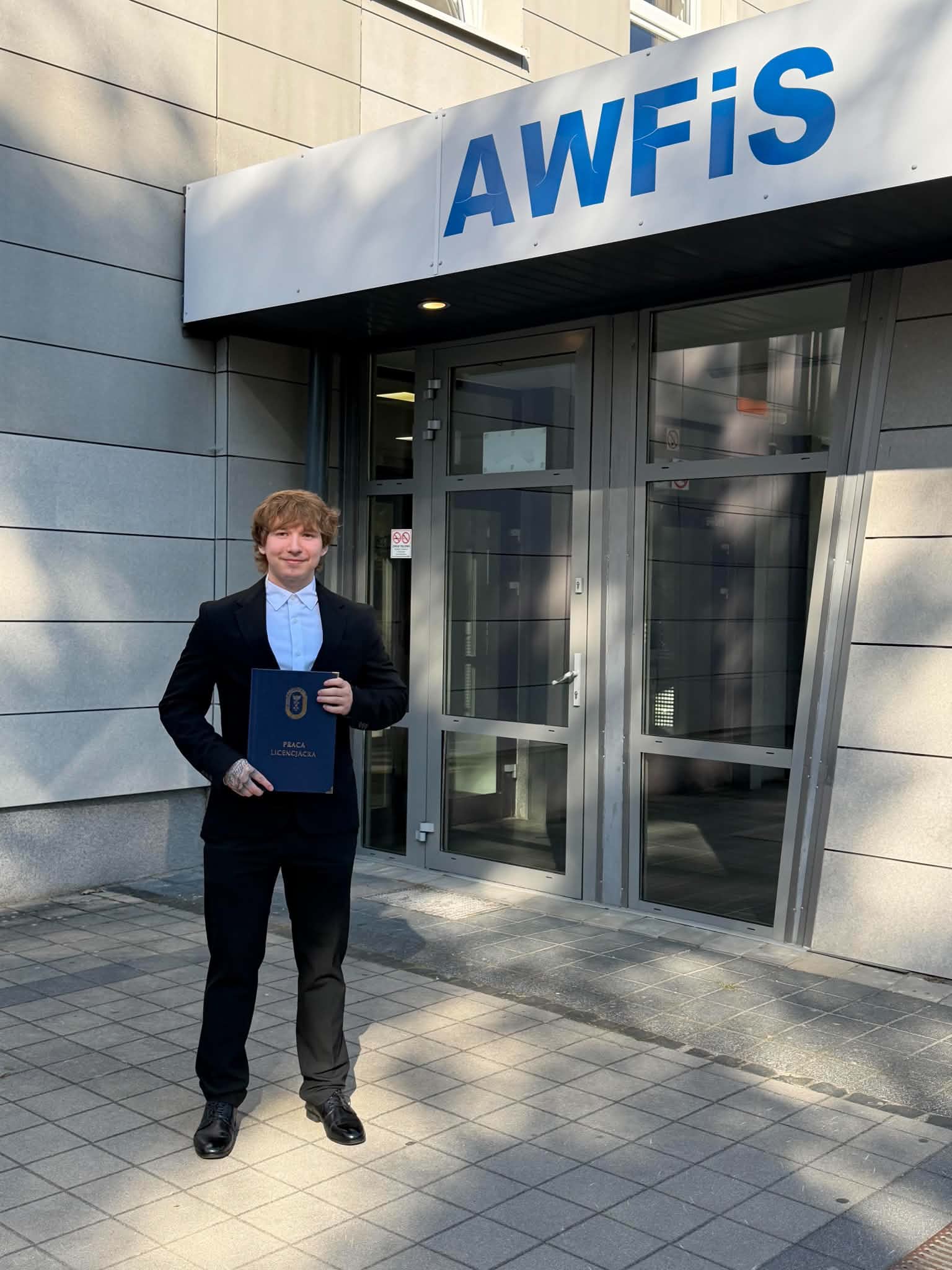 Adrian przed budynkiem AWFiS w Gdańsku